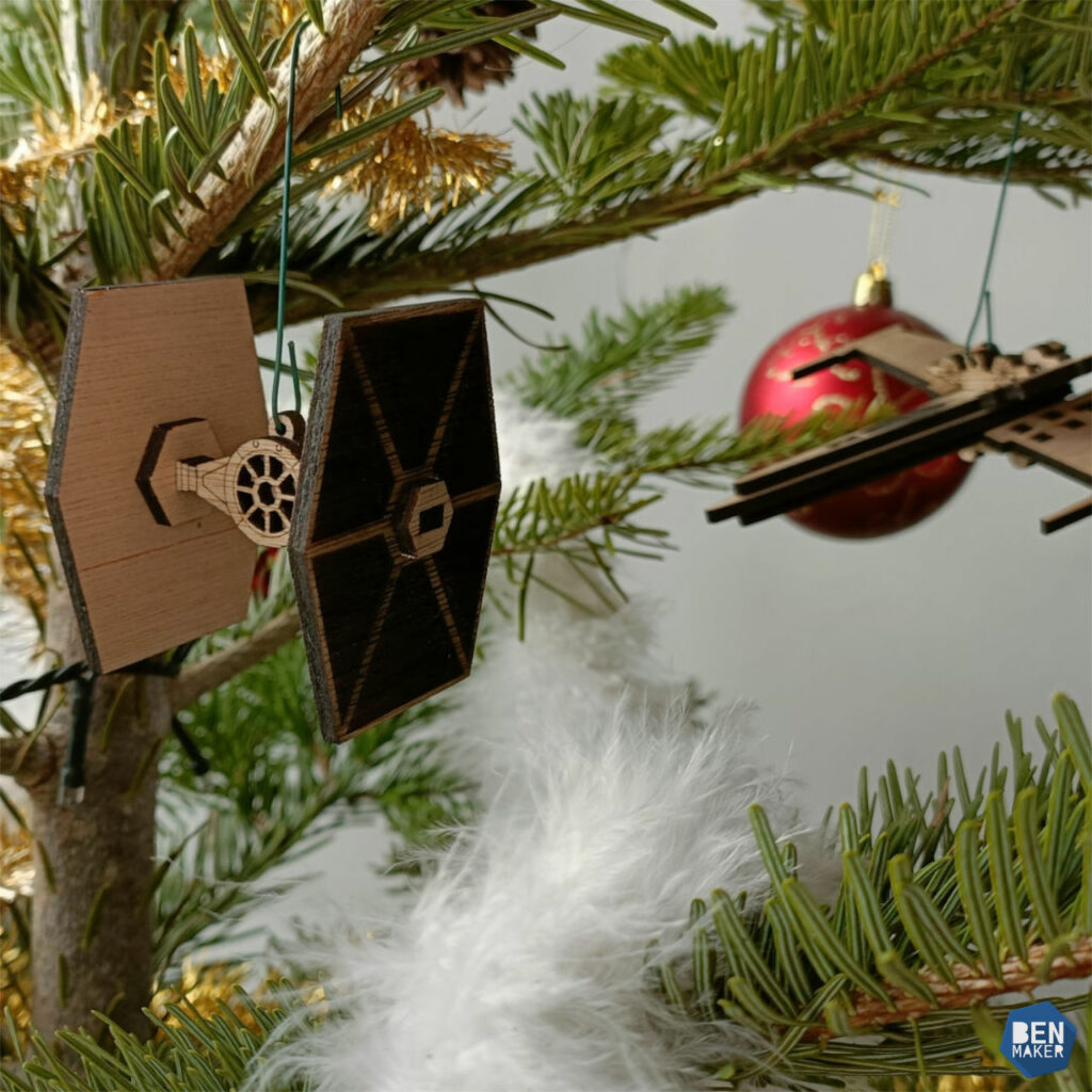 Décoration laser dans le sapin de Noël