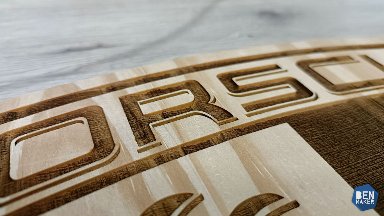 Un logo Porsche en bois 