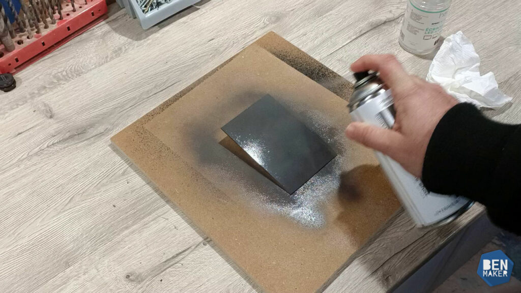 Peinture de la vitre avant la gravure laser