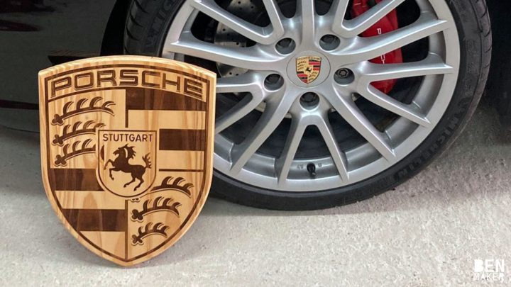 Gravure laser d'un logo Porsche en bois